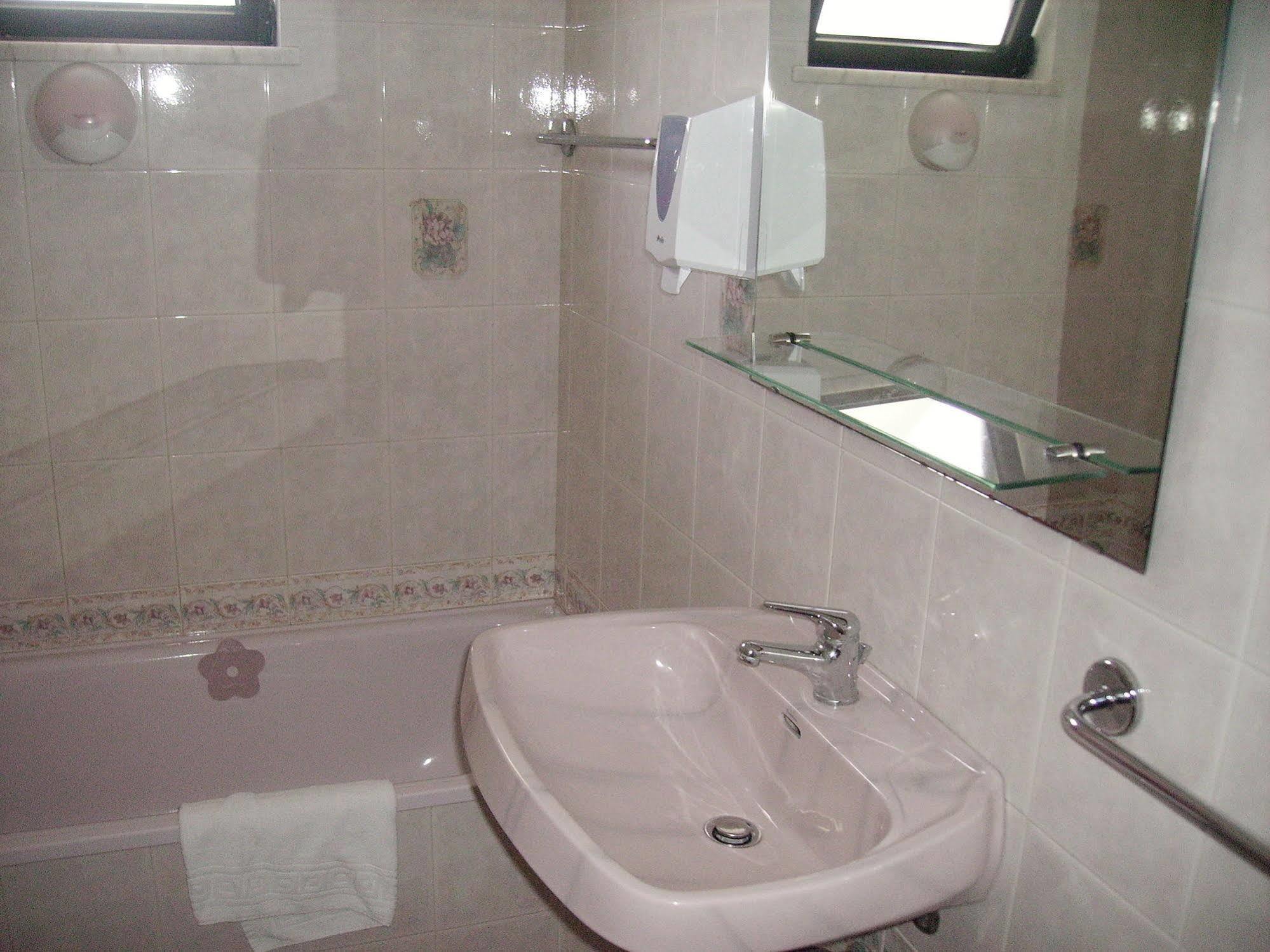Sunny House Hostel ลากอส ภายนอก รูปภาพ